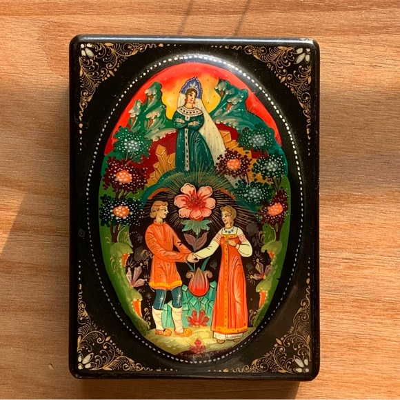Vintage Russian Lacquered Box - Picture 2 of 14